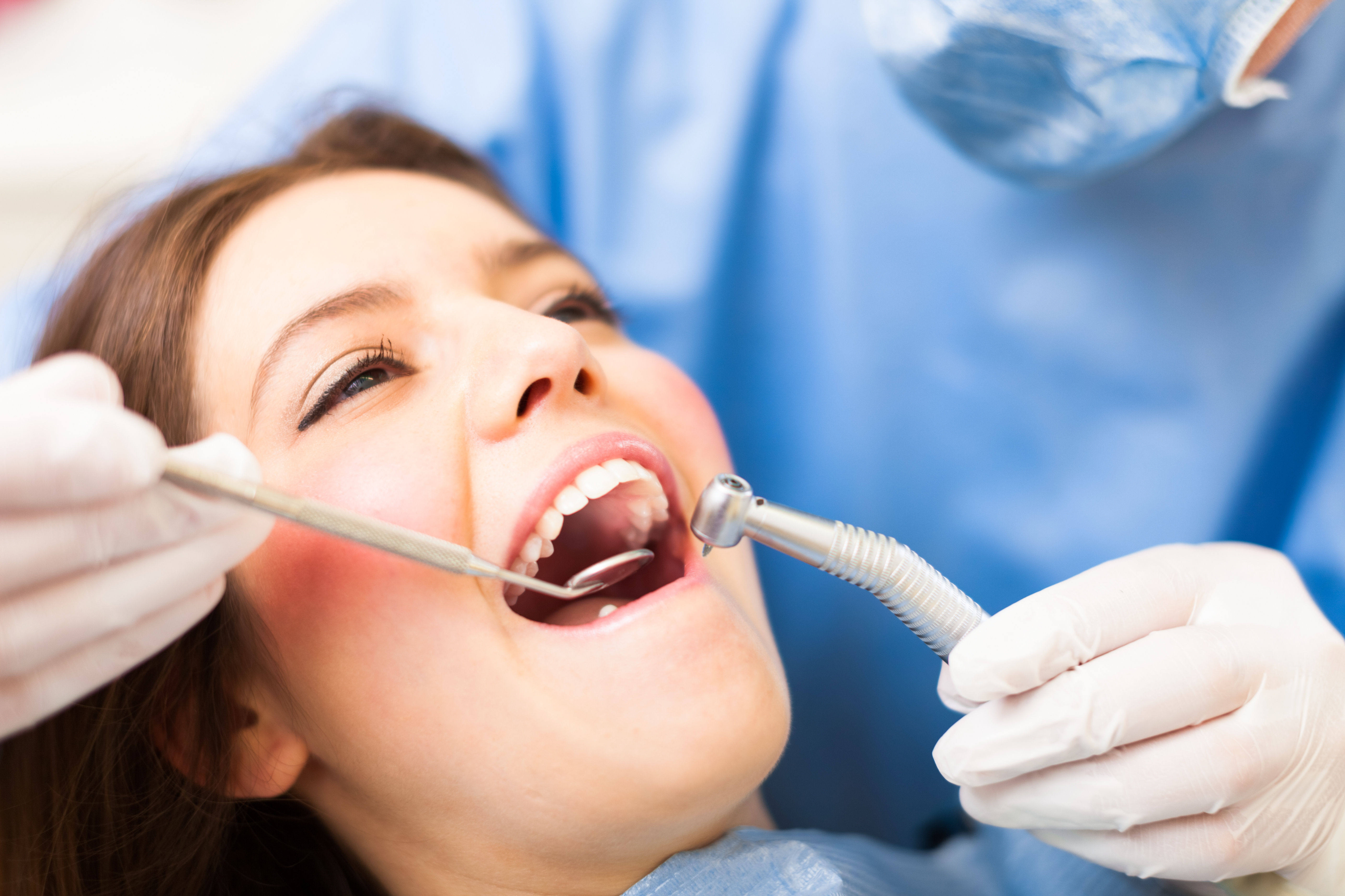 Освежить полость рта. Терапия стоматология. Улыбка дантист. Зубы стоматология. Стоматолог женщина.